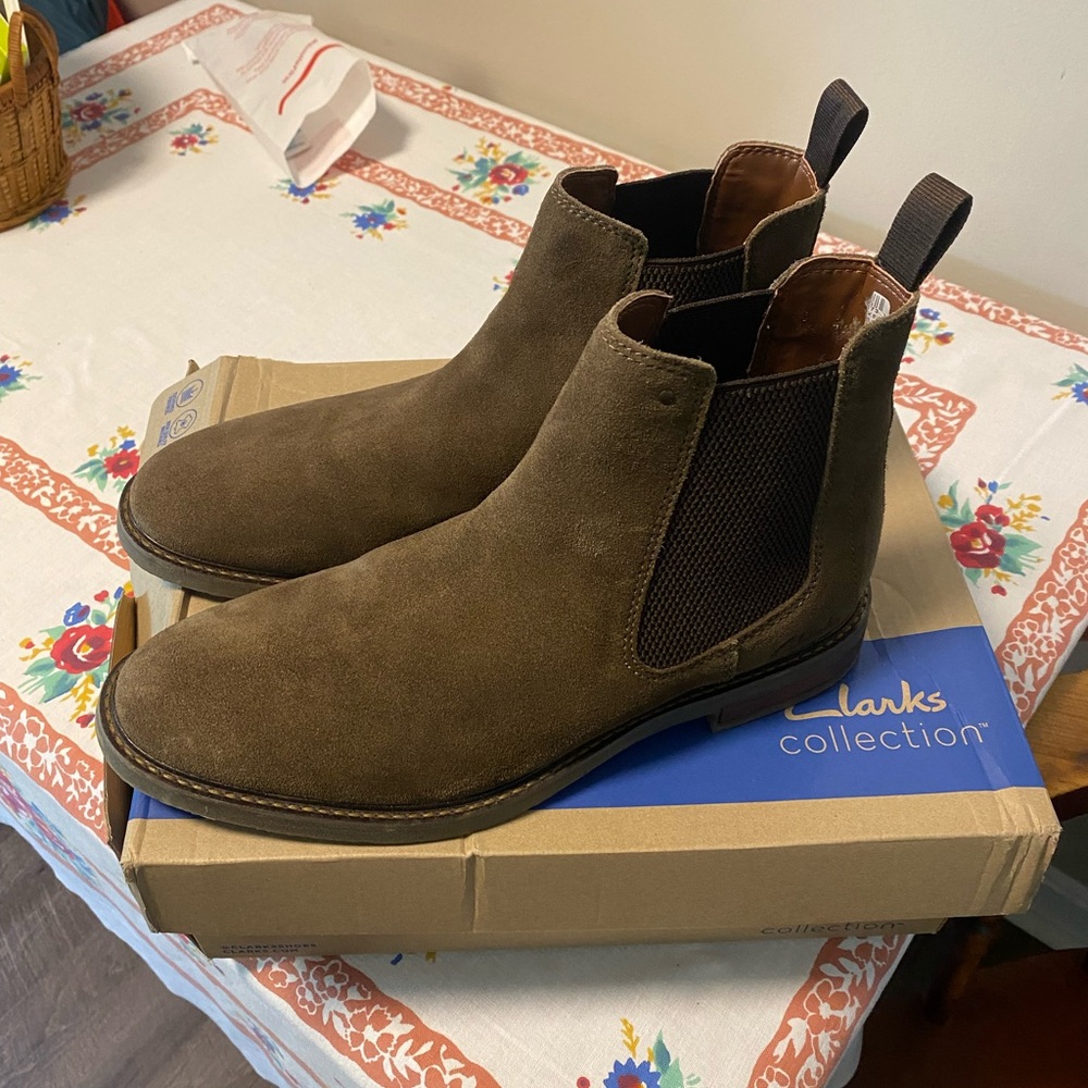 New with box Clarks Brown Chelsea Boots Suede Classic
